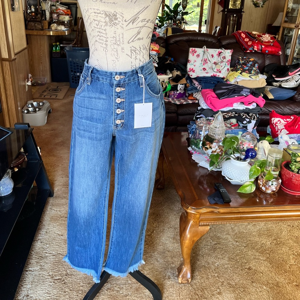 NWT woman’s KanCan straight fit denim jeans